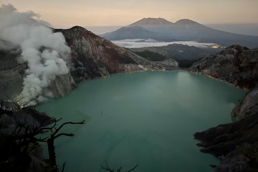 3D2N Cheap East Java Tour – From Surabaya to Ijen Blue Fire & Bromo Sunrise, Then Return to Surabaya Cheap 3D2N East Java Tour – Ijen Blue Fire & Bromo Sunrise Join our cheap 3D2N East Java tour from Surabaya! Explore Ijen’s Blue Fire and Bromo’s sunrise in one affordable trip with a round journey back to Surabaya. Bali Komodo Trip